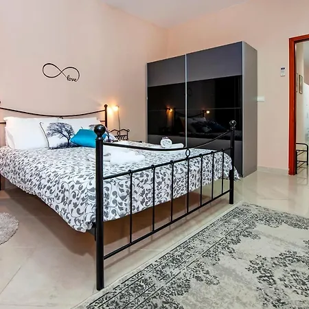 로빈 시티 아파트먼트 * 로비니