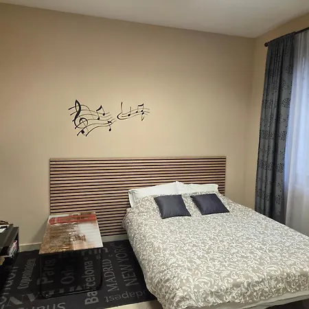 로빈 시티 아파트먼트 *